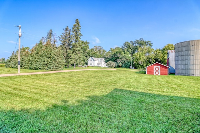 view of yard featuring an outbuilding
