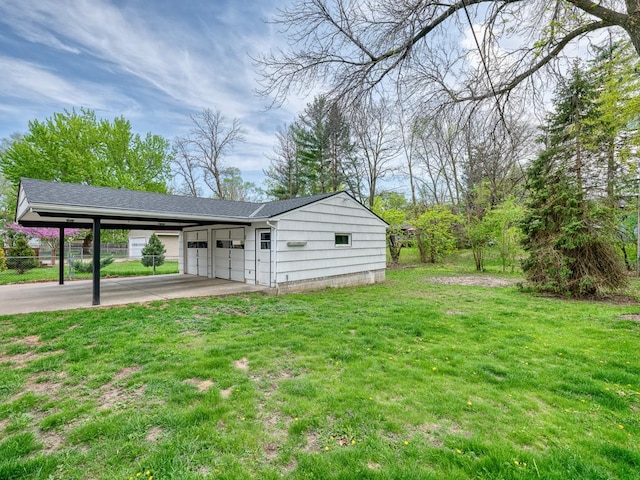 view of yard with an outdoor structure and a detached garage