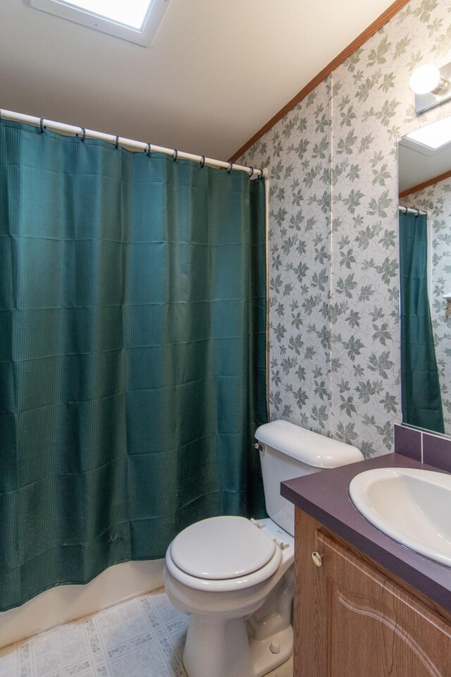 full bath with crown molding, vanity, toilet, wallpapered walls, and a shower with curtain