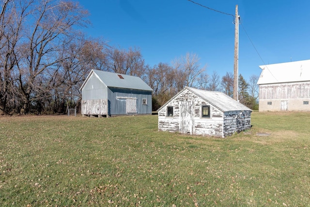 view of barn featuring a lawn