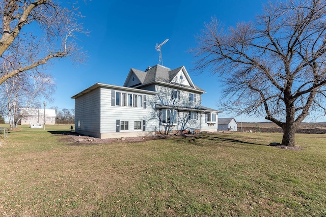 back of house featuring a lawn