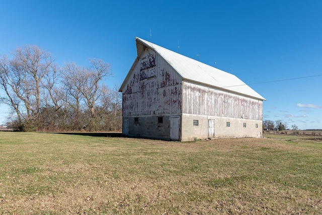view of barn with a yard