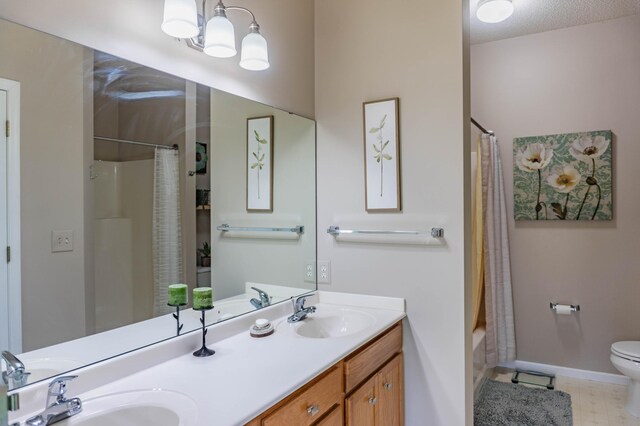 full bath featuring toilet, baseboards, double vanity, and shower / tub combo with curtain