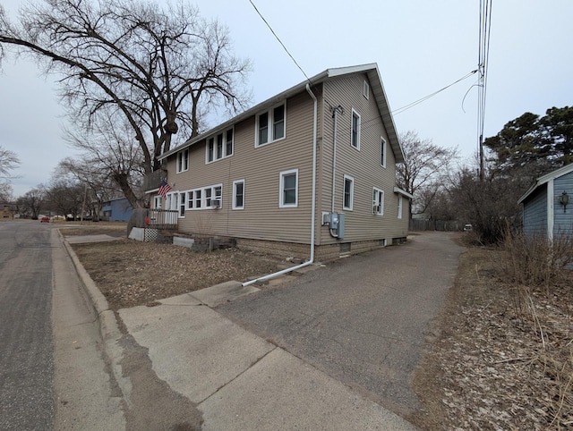 view of side of property with aphalt driveway