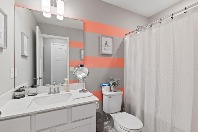 full bath with toilet, vanity, and curtained shower