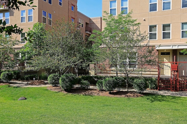 view of property's community featuring a lawn