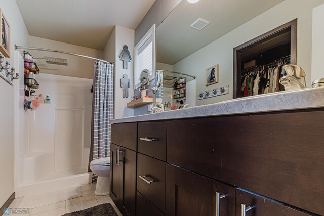 full bathroom featuring a shower with curtain, tile patterned flooring, toilet, and visible vents