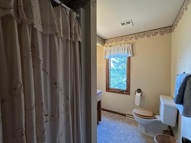 full bathroom with baseboards, toilet, curtained shower, and visible vents