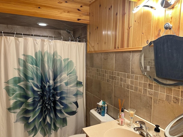 32305 W St, Breezy Point, MN 56472 - bathroom with toilet, curtained shower, tile walls, vanity, and backsplash