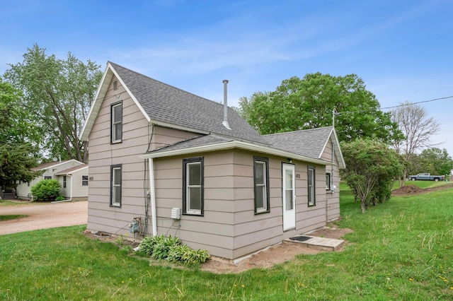 400 Forest St E, Belle Plaine, MN 56011 - view of property exterior featuring a shingled roof and a lawn
