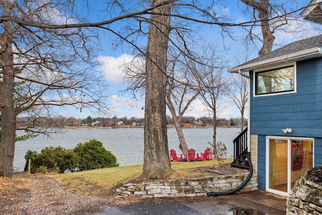 view of yard featuring a water view