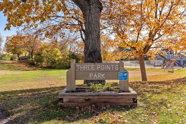 community sign with a lawn