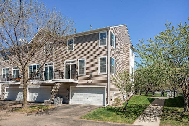 view of front of property with a garage and driveway