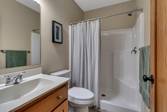 912 21st Ave N, Sartell, MN 56377 - bathroom with a shower with curtain, vanity, and toilet