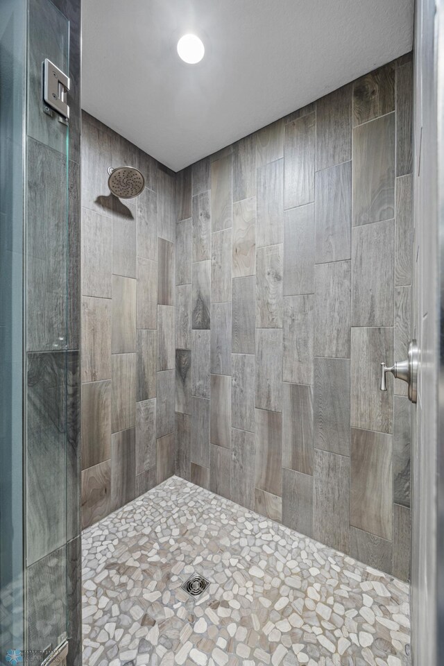 bathroom featuring tiled shower