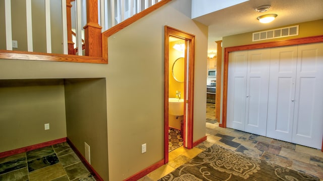 1431 Beech St, Saint Paul, MN 55106 - entrance foyer with baseboards
