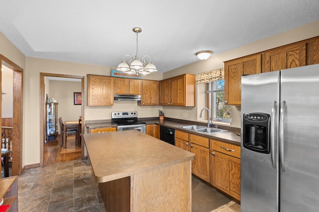kitchen featuring an inviting chandelier, a sink, stainless steel appliances, under cabinet range hood, and a kitchen island