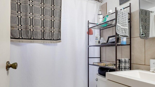 629 5th Ave N, Saint Cloud, MN 56303 - bathroom view of a shower with curtain and vanity