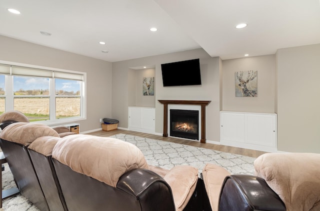 1006 9th Street Ct SE, New Prague, MN 56071 - living area featuring light wood-style flooring, recessed lighting, baseboards, and a glass covered fireplace