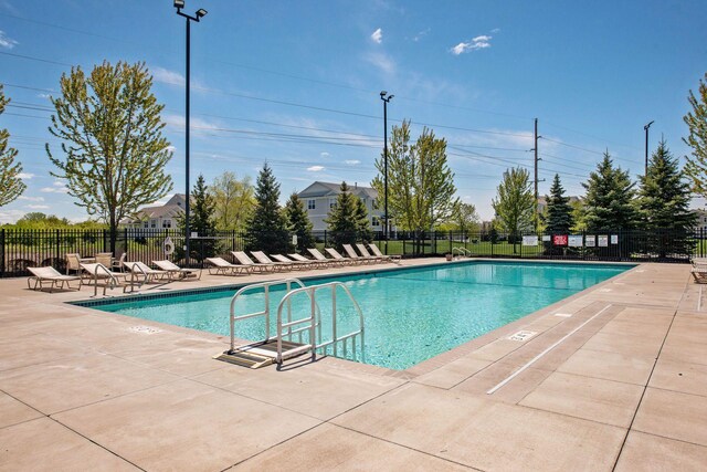 5085 149th St N # 3, Hugo, MN 55038 - community pool with fence and a patio