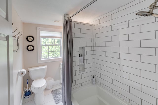 full bathroom featuring baseboards, shower / bathtub combination with curtain, tile patterned floors, and toilet