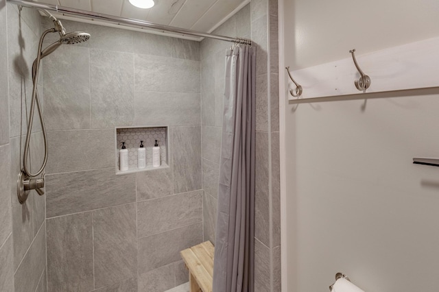 bathroom featuring a tile shower