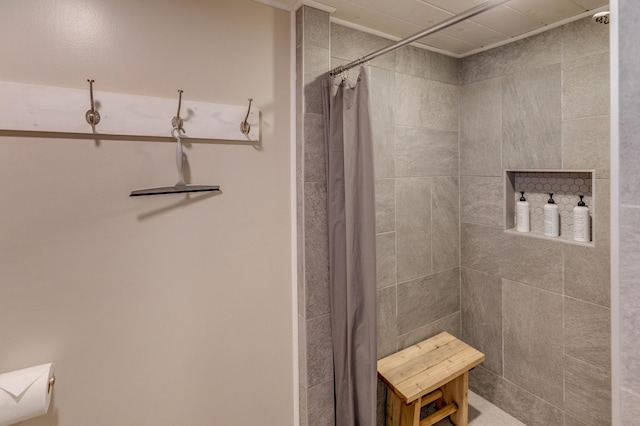 bathroom featuring a tile shower