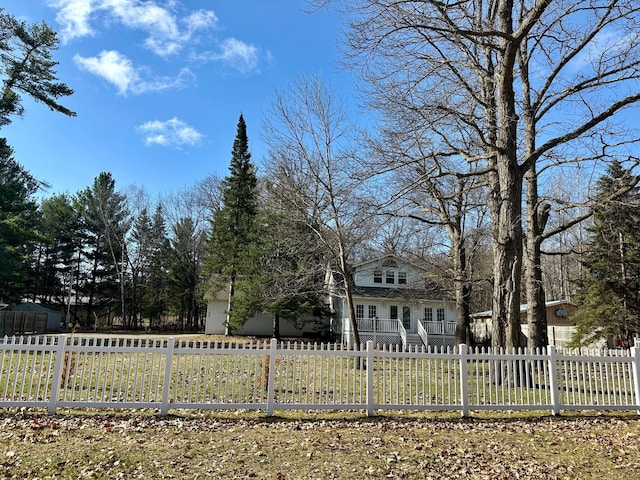 view of front facade with a fenced front yard