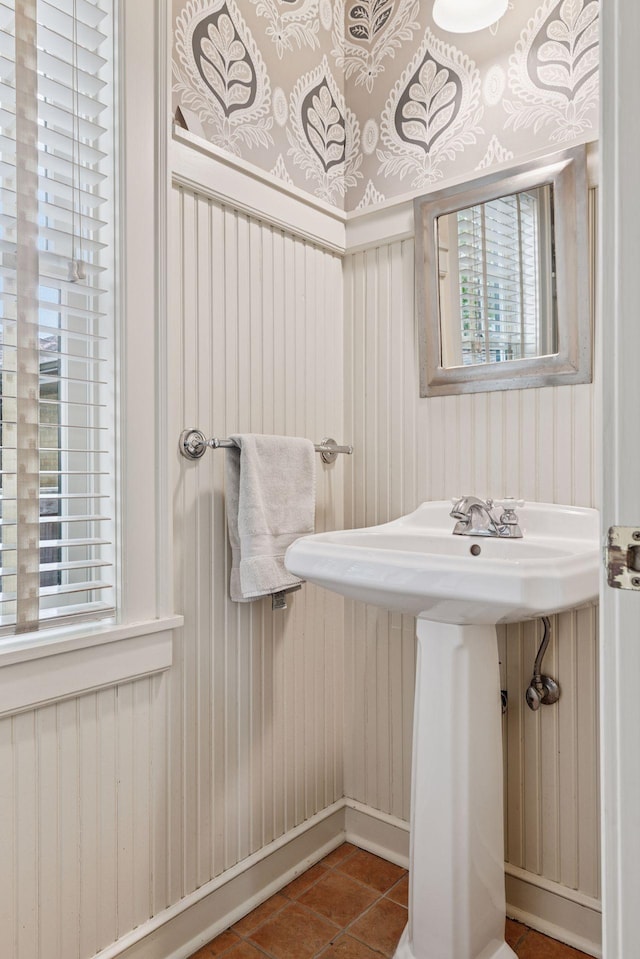 1722 Pinehurst Ave, Saint Paul, MN 55116 - bathroom with tile patterned flooring