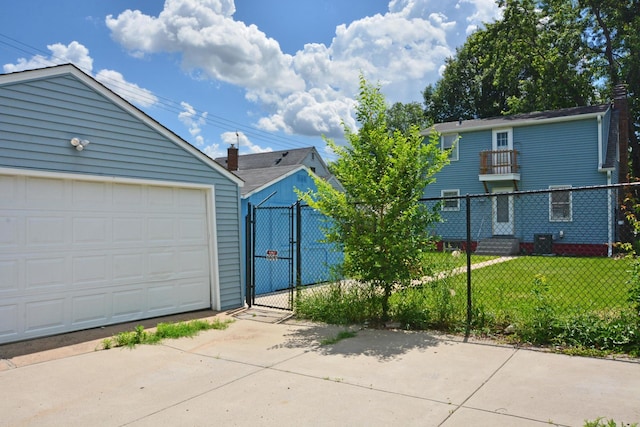 75 Geranium Ave E, Saint Paul, MN 55117 - detached garage featuring a gate