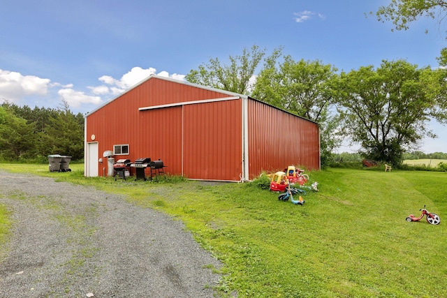 view of pole building featuring a yard