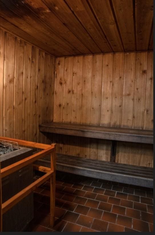 view of sauna / steam room