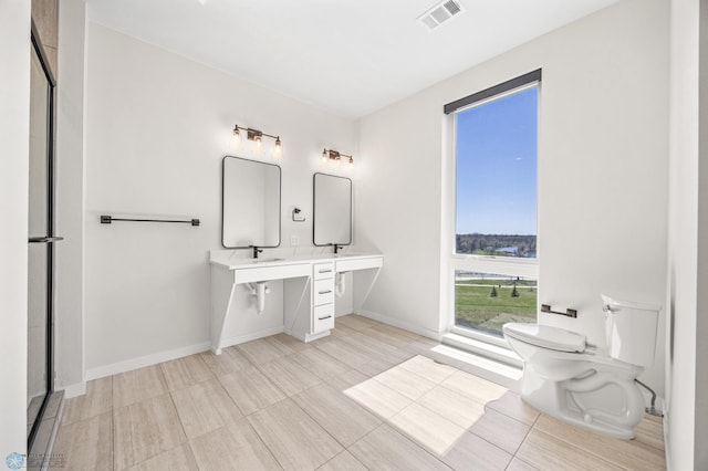 full bath featuring baseboards, toilet, and visible vents