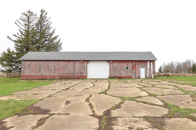 view of outbuilding featuring driveway and an outdoor structure