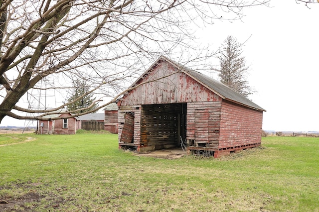 view of barn featuring a yard