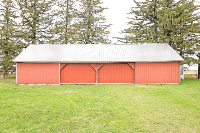 view of pole building featuring a lawn
