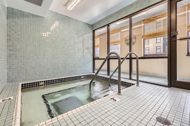 401 1st St Unit 414, Minneapolis, MN 55401 - view of swimming pool featuring a hot tub