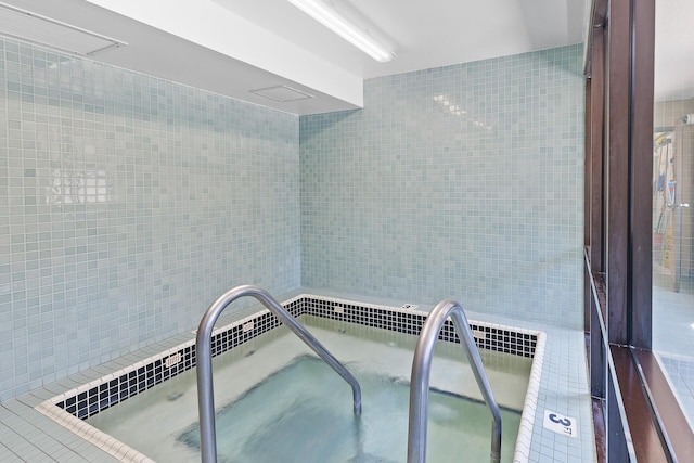 401 1st St Unit 414, Minneapolis, MN 55401 - view of pool with an in-ground hot tub