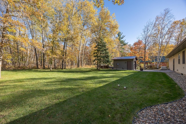 view of yard with an outdoor structure