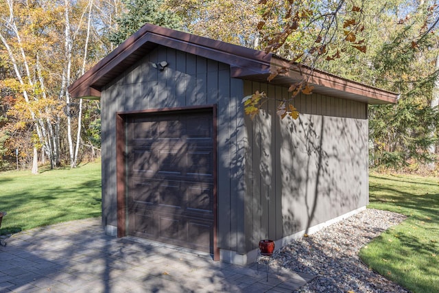 view of outdoor structure with an outbuilding