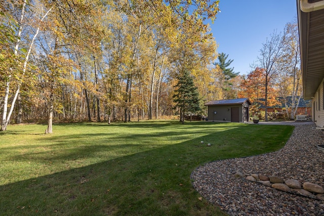 view of yard featuring an outbuilding