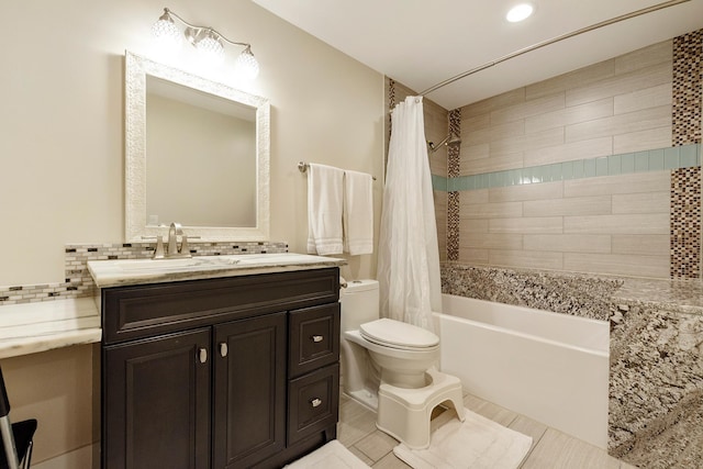 full bath featuring shower / bathtub combination with curtain, decorative backsplash, vanity, toilet, and recessed lighting