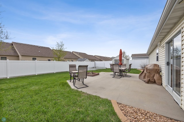view of yard with a patio and a residential view