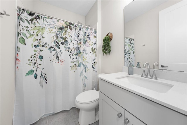 full bathroom featuring toilet, tile patterned floors, a shower with shower curtain, and vanity