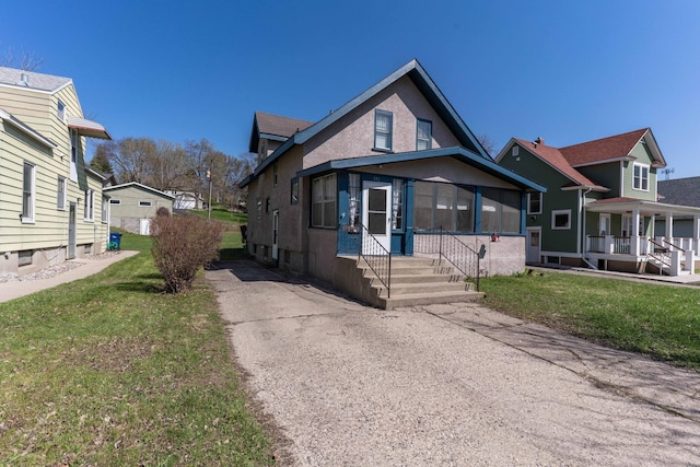 312 Vine St, Fergus Falls, MN 56537 - bungalow featuring stucco siding and a front lawn