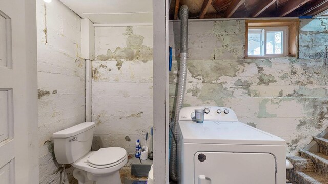 621 Fillmore St SE, Chatfield, MN 55923 - bathroom featuring washer / dryer and toilet