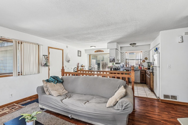 360 Hawthorne Ave E, Saint Paul, MN 55130 - living area with a textured ceiling, baseboards, light wood-style flooring, and visible vents