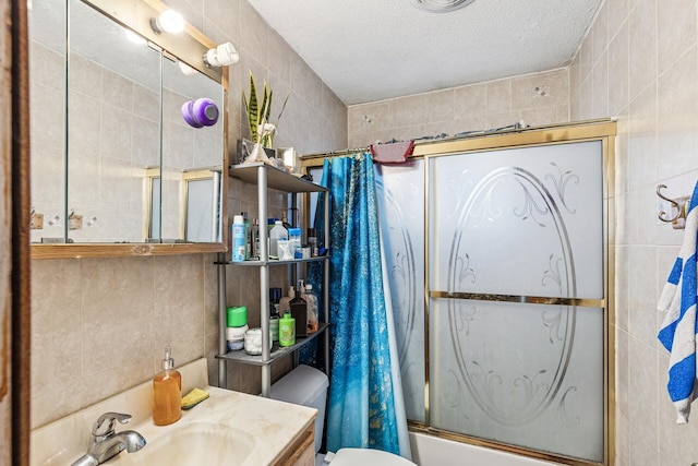 360 Hawthorne Ave E, Saint Paul, MN 55130 - bathroom with enclosed tub / shower combo, tile walls, toilet, a textured ceiling, and vanity