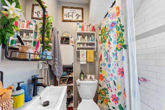 full bath featuring toilet and curtained shower