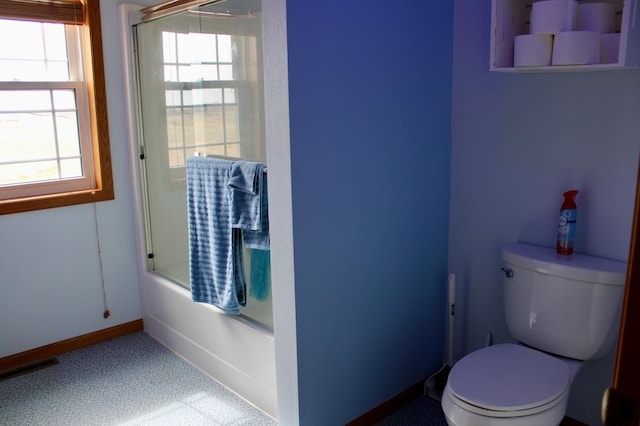 full bathroom featuring baseboards and toilet
